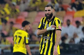 详解棒球规则中的捕手干扰补偿机制对打击方心理优势的建立